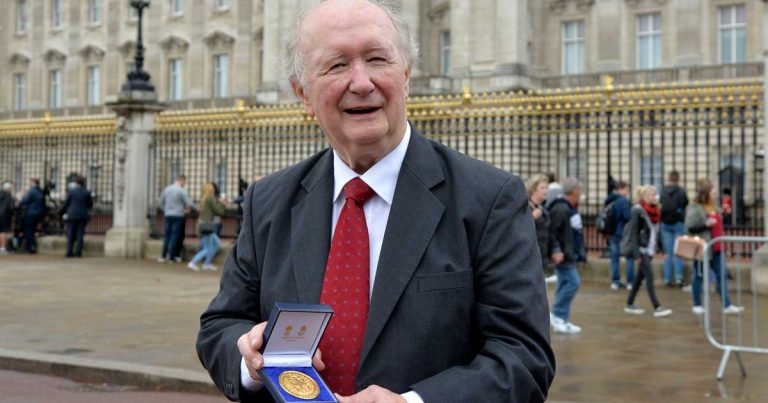 Former RCVS president Des Thompson dies, aged 86