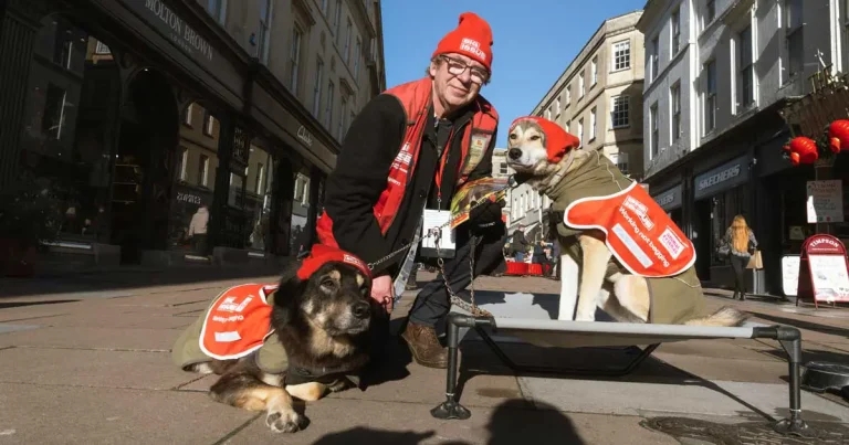 Big Issue vendor companions to receive iconic red tabards