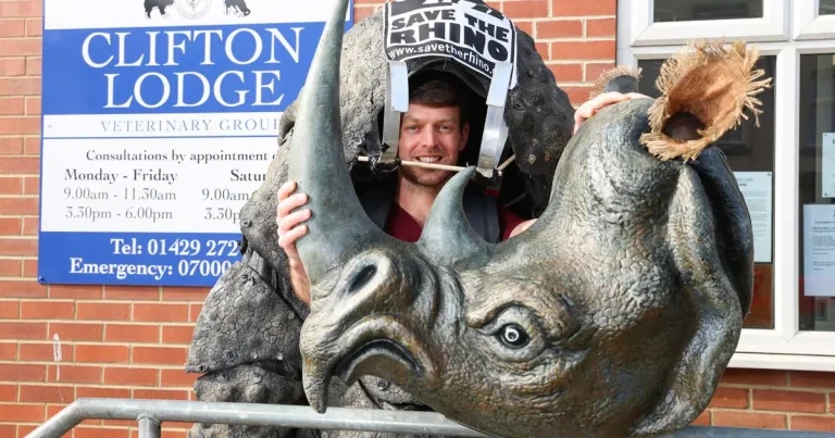 Vet charges and sets world record with rhino run